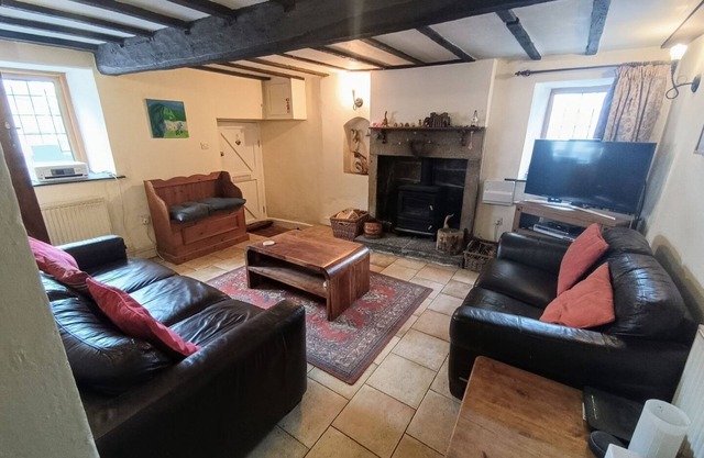 Historic 3BD Cottage: Cozy and Private Retreat