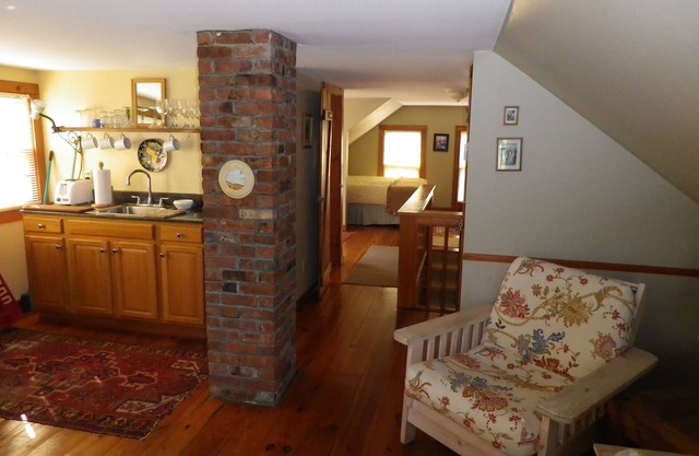 Historic 3rd floor 1 Bedroom Sleeps 4 Tastefully Decorated, ~AC~apartment
