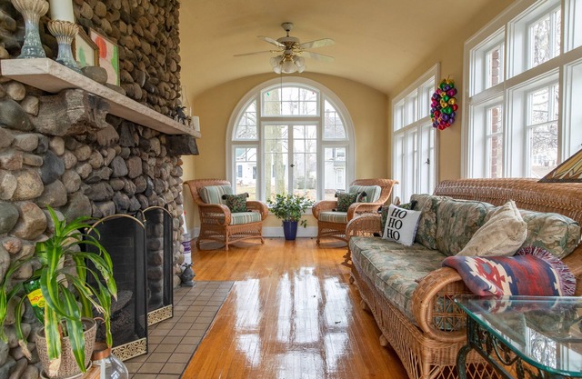 Historic 5bd House w/Sunroom & 2 Fireplaces