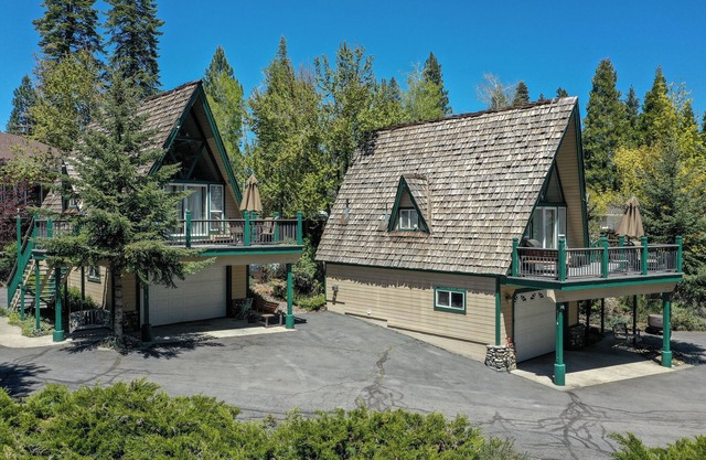 Historic A-frame 2 bedrooms plus loft, AC, WIFI and boat slip. Enjoy your stay