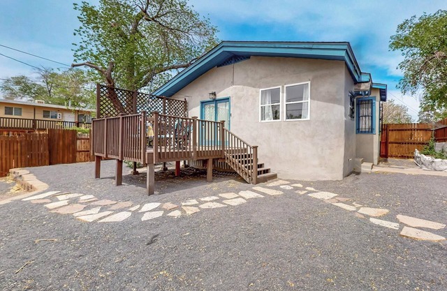 Historic Adobe Bungalow, 2bd/2ba, walk to UNM, Pet Friendly!
