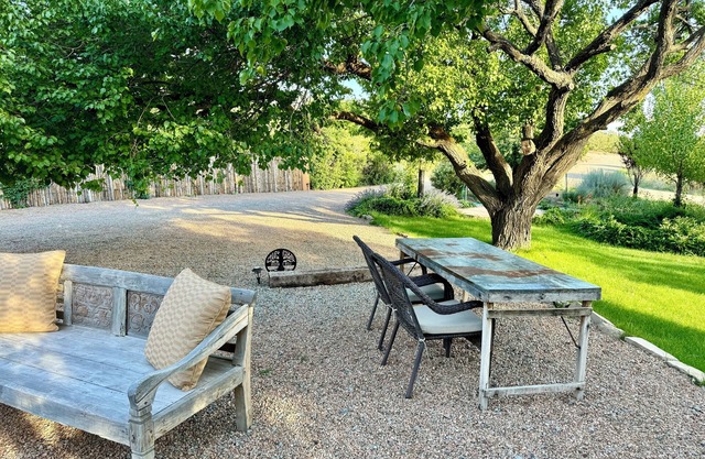 Historic Adobe Estate 2-bedroom with A/C, 8 min to dtn Santa Fe