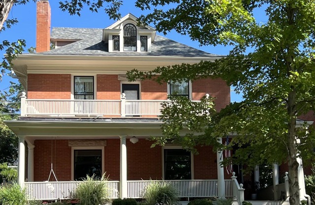 Historic and Renovated home, minutes to Pearl Street and hiking trails.