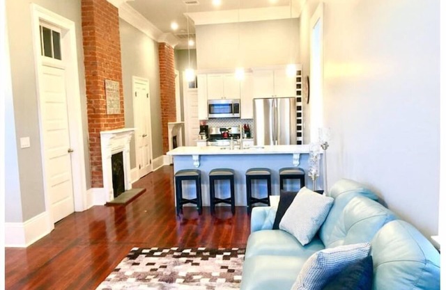 HISTORIC BEAUTY NEAR NIGHTLIFE! Walk to Bourbon Street & The French Quarter!
