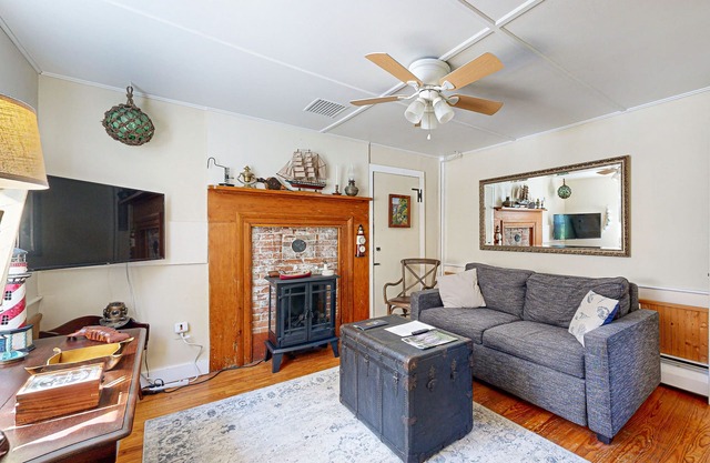 Historic Boothbay Harbor cottage with antique decor, washer/dryer & deck