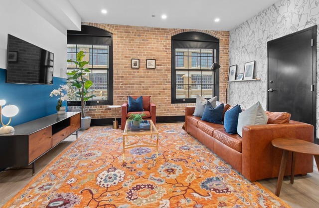 Historic Building with Rooftop Pool – Walk to French Quarter