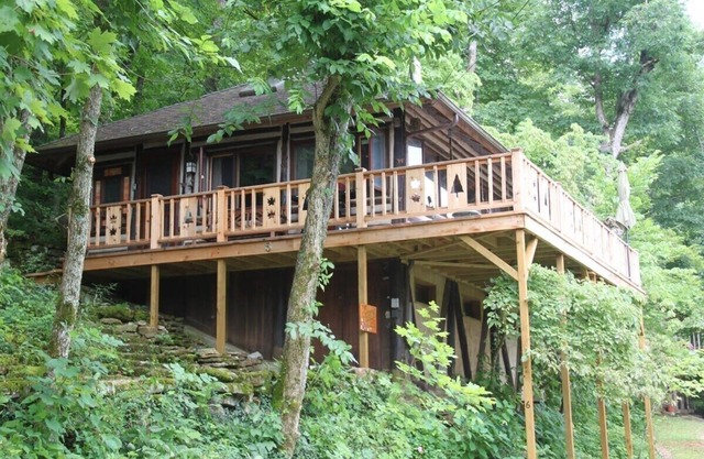 Historic Cabin on Lake Lucerne + 5 Mins to Eureka!