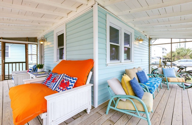 Historic Carolina Beach Cottage Across from Oceanfront & Screened Porch