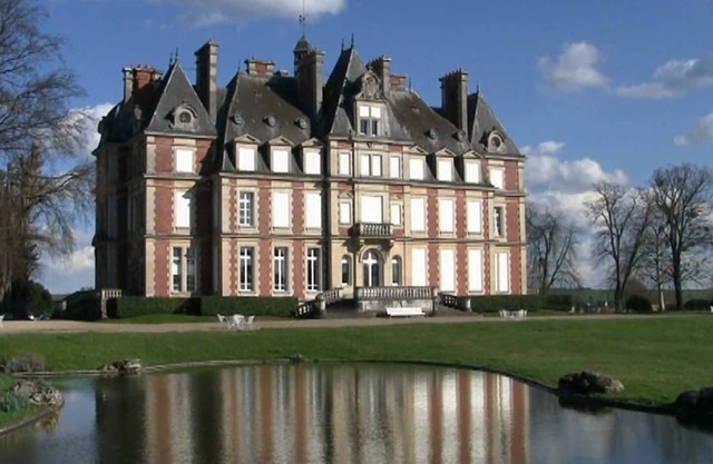 Historic castle near Paris, Disney, CDG. Sleeps 8 in 4 bedrooms, 3 full baths!