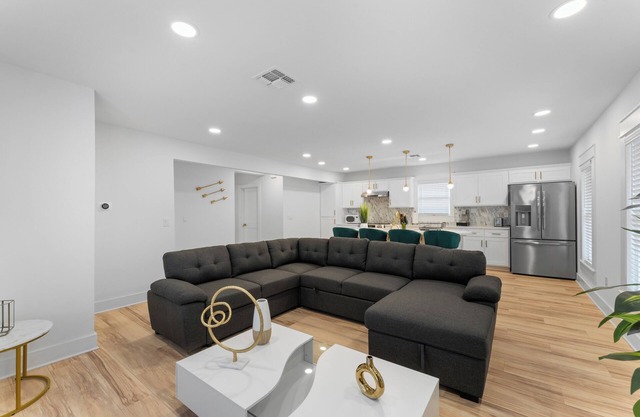 Historic Charm Modern Stay Near Zoo, Downtown & Pearl. Fast Wi-Fi, Pet-Friendly!