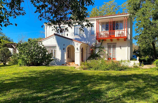 Historic charmer with a pool, gardens, gym, & game room- dogs ok