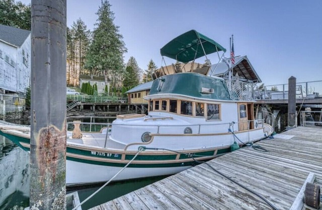 Historic Charming Boat in Downtown Harbornn