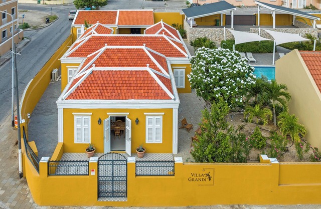 Historic City Villa - Pool, Garden & Authentic Charm in Willemstad