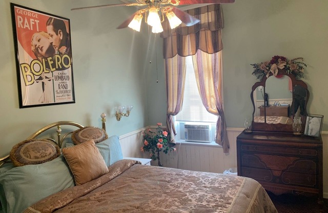 Historic Commercial Hotel (Est.1868) Sally Rand Suite