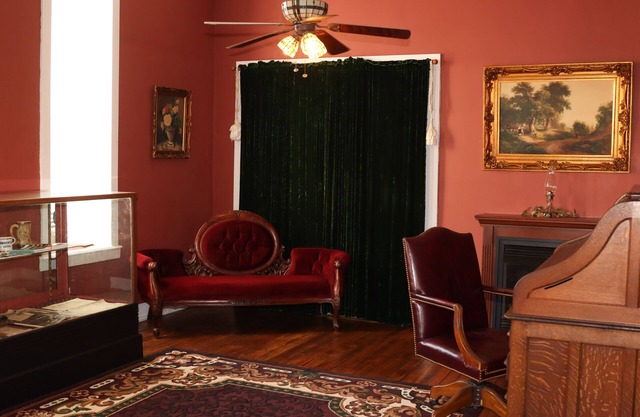 Historic Commercial Hotel(Est.1868) "Dam Room"