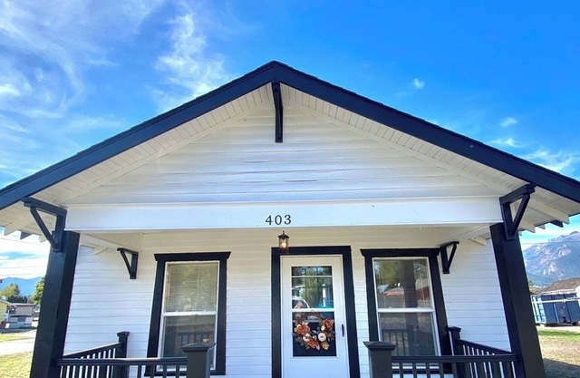 Historic cottage in Stevensville with views of the mission mountains.