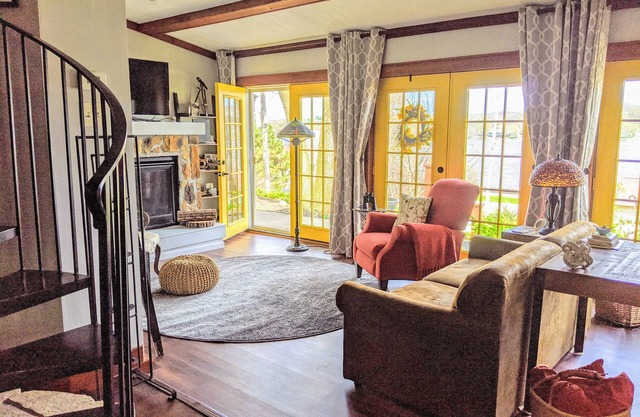 Historic Cottage in LeClaire w/full river views and 3 decks. Dogs welcome