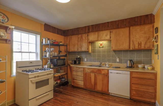Historic cottage in Spofford Mills with big fenced yard - pets welcome!