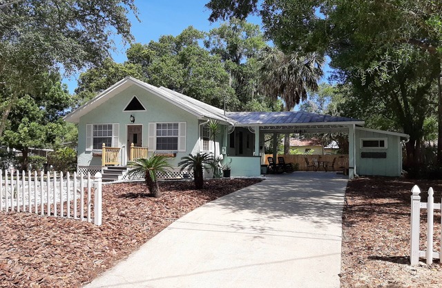 Historic "Cozy Bungalow" in the heart of Mt. Dora! Pet Friendly.