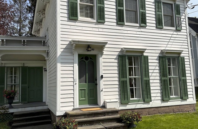 Historic Delhi home with village amenities and proximity to All nStar Village!