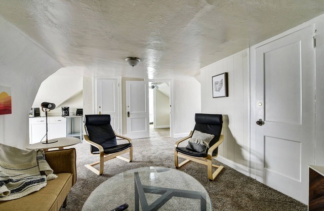 Historic District 1BR on 3rd Floor near Cleveland Clinic ~ Quiet & Safe