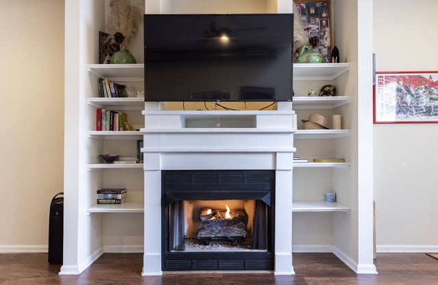 Historic District Townhouse in City's BEST Location