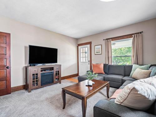 Historic District w Fully Stocked Kitchen and Sleeps 6