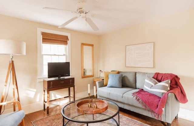 Historic Downtown Cottage - Close to King!