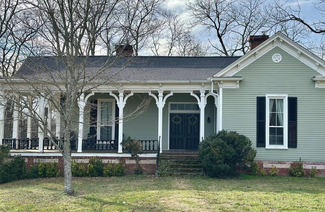Historic Farmhouse in Arrington!