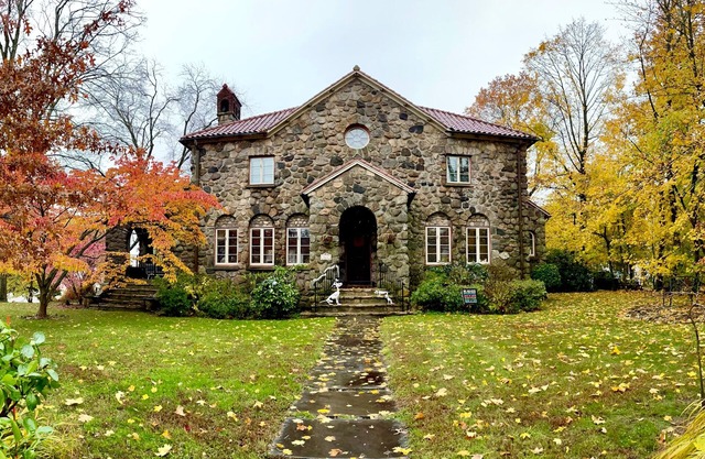 Historic former Speakeasy 4 Bdrm, walk to train and town: Pleasantville