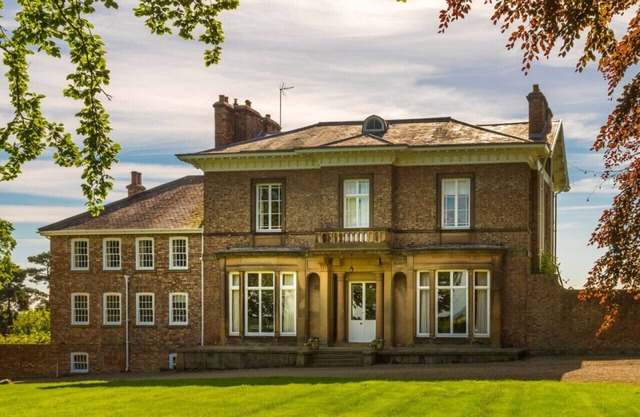 Historic Hall Wing nr York & Leeds + free Hot tub!