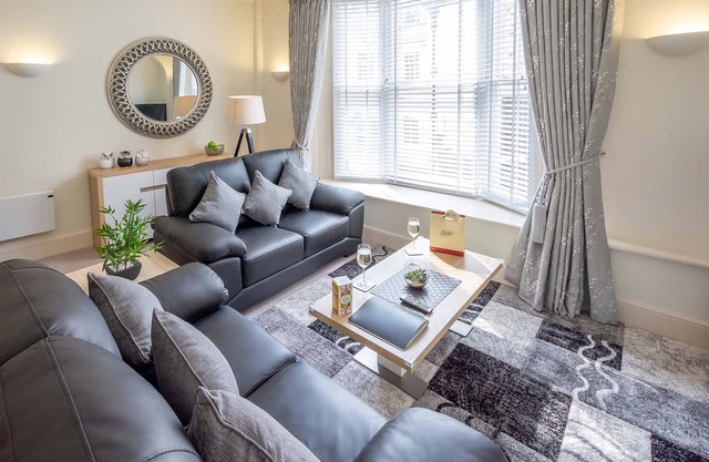 Historic Hideaway: Spacious 2BR Apt in York Centre