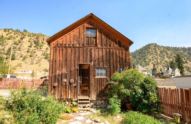 Historic Home in Idaho Springs, steps to downtown. 4bedrooms 2 bathroomsnb