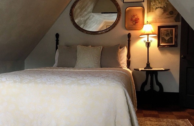 Historic Inn located 2 miles from New River Gorge National Park