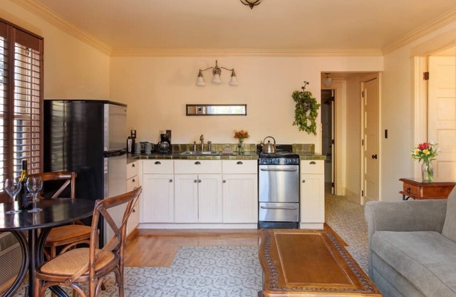 Historic Inn with Modern Comforts, Perfectly Located for Relaxation