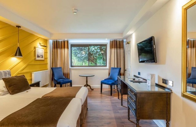 Historic Ipswich Escape: Indoor Pool & Sauna Access, Enjoy Scenic Garden Views