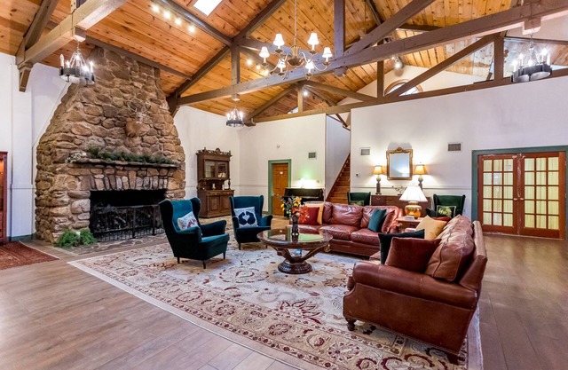 Historic Lodge Minutes from Massanutten Resort, JMU, Shenandoah National Park!