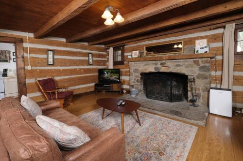 Historic log cabin walking distance Gatlinburg! Hot tub and pet friendly!