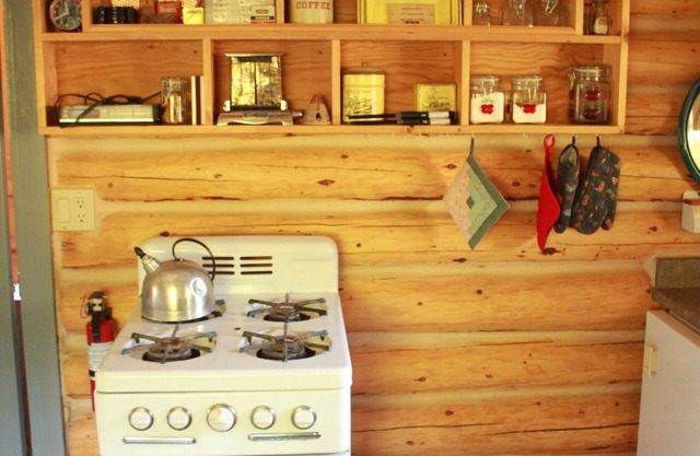 Historic LogCabin on Working Ranch,peaceful&surrounded by nature,2km to LoonLake