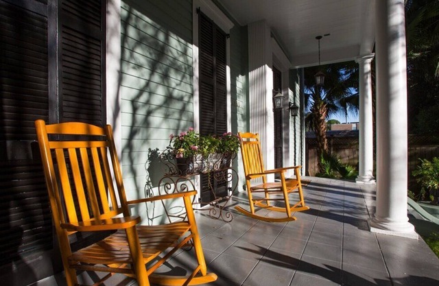 Historic mansion close to FQ with large courtyard