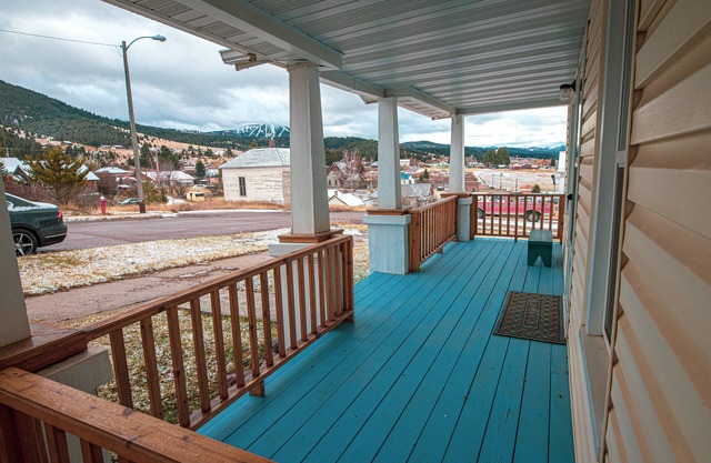 Historic Montana Cottage With Modern Amenities. Five minute walk to Main Street.