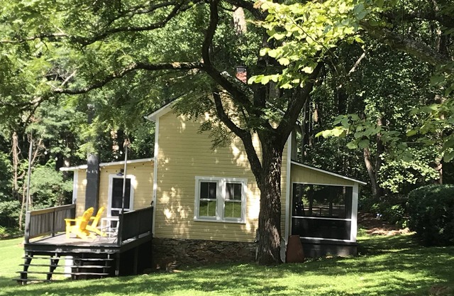 Historic Mountain Cottage at Blue Ridge Overlook