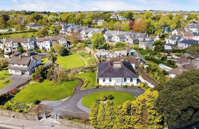 Historic Nile Lodge House, 6 Nile Lodge, Galway City , 5 bedrooms, sleeps 10