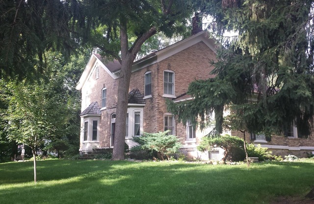 Historic registry farmhouse w/country feel, but close to Notre Dame!