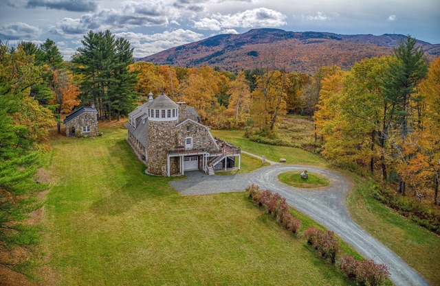 HISTORIC, RENOVATED BARN w/Mt. SUNAPEE VIEW, SLEEPS 22+, Minutes to Lake/Mt.