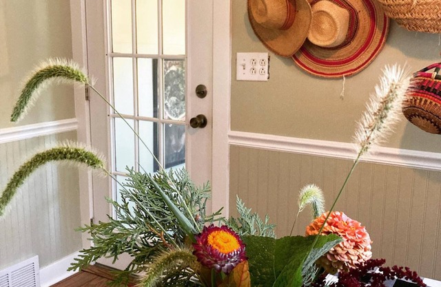 Historic, renovated farmhouse on 30acre farm, gardens, animals, on-site dinners.