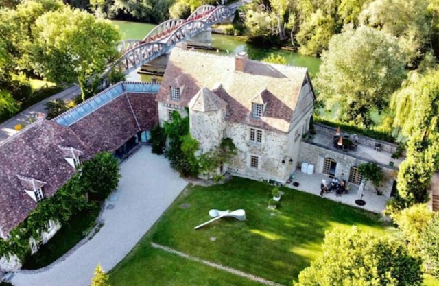Historic riverside house in Champagne region, 100km from Paris. 7bedrooms,garden