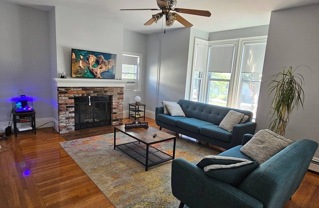 Historic Salem 1 Bedroom Apartment + Office & Walk to Downtown