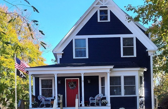 Historic Seaward Cottage Located Mins of Dock Square