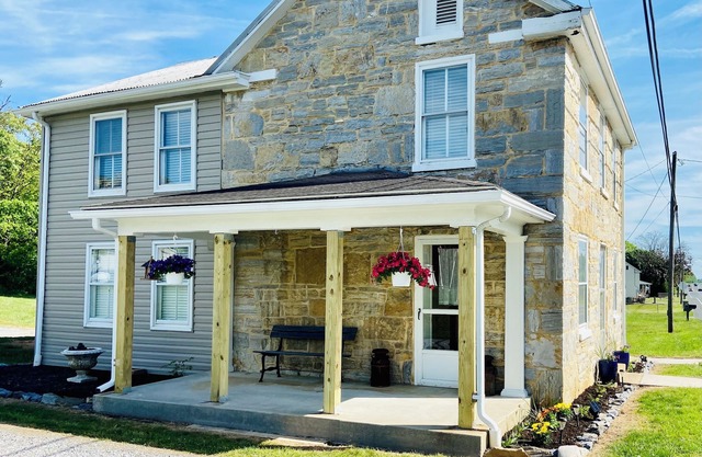 Historic Stone House close local activites and National Parks